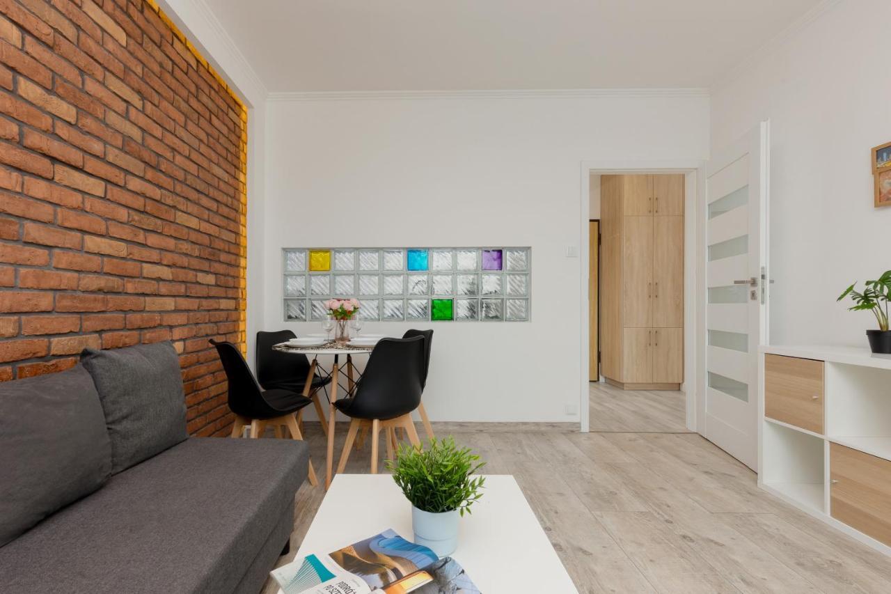 Rondo Wiatraczna With Parking By Renters